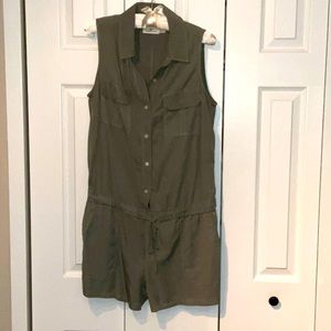 Vineyard Vines sleeveless romper, size 6